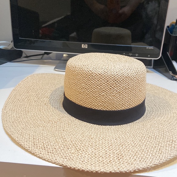 H&M Beach Hat - Picture 1 of 5